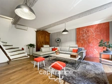 Great opportunity in Alleins: fully renovated and air-conditioned village house of 102 m2, 2 levels with 2 large bedrooms, rooftop terrace, garage