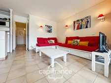 Appartement de 42M2 situé au premier étage d'une résidence de 2 étages au domaine de PONT ROYAL, 1 chambre et chambre cabine,  vue dégagéee, Terrasse  LOGGIA, Emplacement Idéal, place de parking