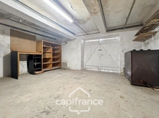 Investissement sur Charleval :  HAUT DE MAISON  : de 60 m2 + terrasse de 24 m2 + garage 21 m2 en plein coeur du village , travaux de finitions à prévoir 