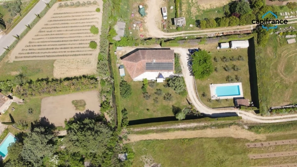 LES TAILLADES, maison individuelle de plain pied  de 210 m2, en campagne,  4 chambres, sur un terrain de 2900 m2 environ, piscinene
