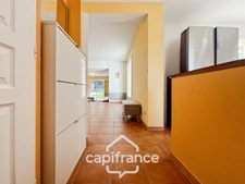 Maison individuelle et familiale de 165 m2, 7 pièces, située à  ALLEINS proche Salon de Provence établie sur un terrain de 945m² avec  piscine et dépendances