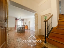 ne demeure de caractère au cœur de la Provence: 242 m2 de superficie habitable , une TERRASSE PANORAMIQUE. Distribution sur 3 niveaux :charme, authenticité, confort et bien être  sont les maitres mots