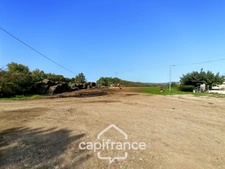 Alleins, maison de plain pied de   83m2 environ établie en zone agricole sur une parcelle de 3 400m2 m2 avec garage attenant 