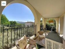 Domaine et golf de Pont royal appartement de 64 m² .  Terrasse avec vue dégagée,  Piscine résidentielle, Garage box fermé, cave 