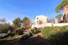 Domaine de Pont royal, spacieux et lumineux appartement de 40 m2,belle vue, localisé en angle, une chambre,  grande loggia terrasse, place de parking  sous la résidence 