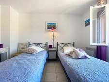 VILLA  AU COEUR DU DOMAINE de PONT ROYAL de 141 m2 avec dépendance, un espace extérieur de 664 m2,piscine, jardin paysager et  naturel, pièce supplémentaire de 24 m2 , places de stationnement , 