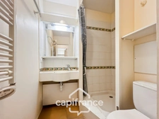 Appartement de 42M2 situé au premier étage d'une résidence de 2 étages au domaine de PONT ROYAL, 1 chambre et chambre cabine,  vue dégagéee, Terrasse  LOGGIA, Emplacement Idéal, place de parking