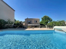 VILLA  AU COEUR DU DOMAINE de PONT ROYAL de 141 m2 avec dépendance, un espace extérieur de 664 m2,piscine, jardin paysager et  naturel, pièce supplémentaire de 24 m2 , places de stationnement , 