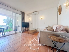 Appartement de 42 m2 rénové, avec jardin, climatisé, une chambre, une chambre cabine, une buanderie, un salle d'eau, loggia terrasse, place de parking   