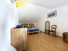 VILLA  AU COEUR DU DOMAINE de PONT ROYAL de 141 m2 avec dépendance, un espace extérieur de 664 m2,piscine, jardin paysager et  naturel, pièce supplémentaire de 24 m2 , places de stationnement , 