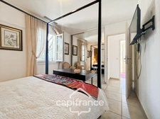 Prestigious property on the Pont Royal golf course, elevated on one level with a total surface area of 190 m2 with unobstructed views, set on 1700 m2 of land, its secure swimming pool, outbuildings