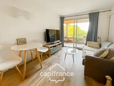HOTEL DU GOLF  appartement 2ème et dernier étage  rénové et climatisé  de 33 m2 , trou n° 8 , sud ouest , une chambre,  loggia terrasse, salle de bain , wc, piscine résidentielle, place de parking  