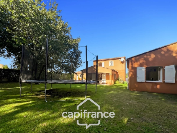 Maison individuelle et familiale de 165 m2, 7 pièces, située à  ALLEINS proche Salon de Provence établie sur un terrain de 945m² avec  piscine et dépendances