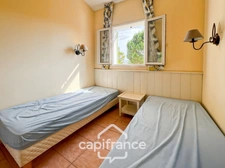 DOMAINE de PONT ROYAL,dans la nature, bastidon de 45 m2 ravalé et entretenu élevé d'un étage avec un jardin  2 chambres, place de parking