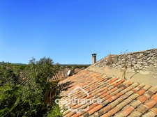ne demeure de caractère au cœur de la Provence: 242 m2 de superficie habitable , une TERRASSE PANORAMIQUE. Distribution sur 3 niveaux :charme, authenticité, confort et bien être  sont les maitres mots