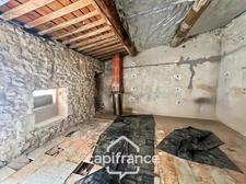 Investissement sur Charleval maison en plein coeur du village R+1avec terrasse tropézienne, garage, plusieurs entrées indépendantes, étage à finir