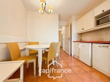 PONT ROYAL EN PROVENCE APPARTEMENT DE  27 M2 VUE LUBERON UNE CHAMBRE MEUBLE EQUIPE UNE PLACE DE PARKING B