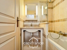 DOMAINE DE PONT ROYAL, maison  de 45 m2, élevée d'un étage,  2 vraies chambres, mitoyenne d'un seul côté, piscine privative, emplacement pour véhicule 