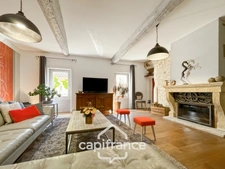 Great opportunity in Alleins: fully renovated and air-conditioned village house of 102 m2, 2 levels with 2 large bedrooms, rooftop terrace, garage