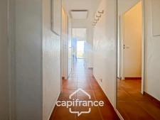 RARE FIND IN THE PONT ROYAL ESTATE, TOP FLOOR APARTMENT OF 63 m2 WITH PANORAMIC VIEWS, 3 BEDROOMS, CORNER TERRACE, AND PARKING SPACE 