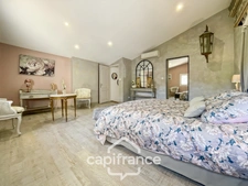 Great opportunity in Alleins: fully renovated and air-conditioned village house of 102 m2, 2 levels with 2 large bedrooms, rooftop terrace, garage