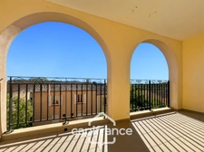  Light, calm, authenticity... A Pont Royal lifestyle. 50m² apartment with hill views, large terrace, 2 real bedrooms, swimming pool, parking space, bicycle garage.