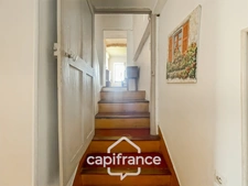 ne demeure de caractère au cœur de la Provence: 242 m2 de superficie habitable , une TERRASSE PANORAMIQUE. Distribution sur 3 niveaux :charme, authenticité, confort et bien être  sont les maitres mots