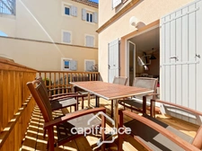 DOMAINE DE PONT ROYAL, maison  de 45 m2, élevée d'un étage,  2 vraies chambres, mitoyenne d'un seul côté, piscine privative, emplacement pour véhicule 