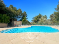  Light, calm, authenticity... A Pont Royal lifestyle. 50m² apartment with hill views, large terrace, 2 real bedrooms, swimming pool, parking space, bicycle garage.
