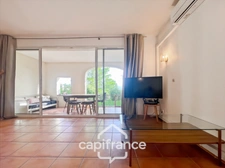 42 m2 renovated apartment, with garden, two air conditioning units, one bedroom, one cabin bedroom, a laundry room, a shower room, terrace loggia, parking space   