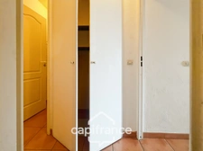 42 m2 renovated apartment, with garden, two air conditioning units, one bedroom, one cabin bedroom, a laundry room, a shower room, terrace loggia, parking space   