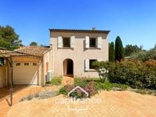 Bienvenue dans votre nouvelle villa familiale et élégante  au Domaine et golf de Pont royal, 4 chambres, 110 m2 , jardin 556 m2 