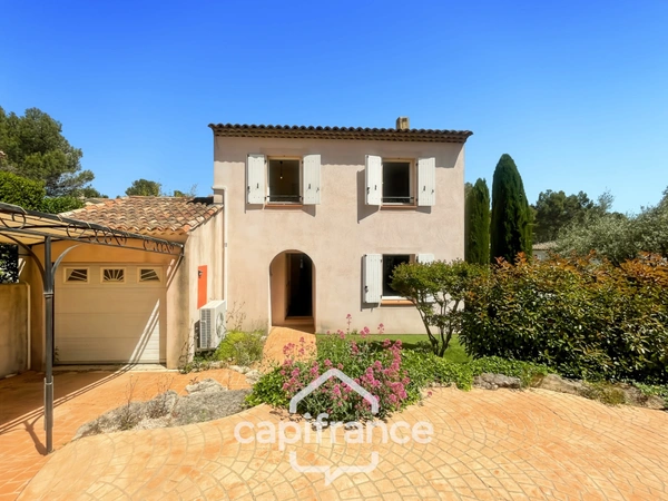 Bienvenue dans votre nouvelle villa familiale et élégante  au Domaine et golf de Pont royal, 4 chambres, 110 m2 , jardin 556 m2 
