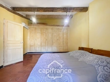 Demeure de caractère au cœur de la Provence: 242 m2 de superficie habitable, TERRASSE PANORAMIQUE. Distribution sur 3 niveaux :charme, authenticité, confort et bien être  sont les maîtres mots.