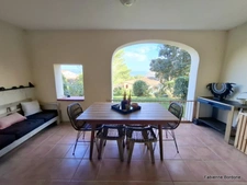 Appartement de 42 m2 rénové, avec jardin, deux climatisations, une chambre, une chambre cabine, une buanderie, un salle d'eau, loggia terrasse, place de parking   