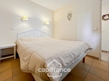 Appartement de 42M2 situé au premier étage d'une résidence de 2 étages au domaine de PONT ROYAL, 1 chambre et chambre cabine,  vue dégagéee, Terrasse  LOGGIA, Emplacement Idéal, place de parking