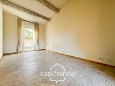 Villa de plain pied de 150 m² avec vue sur le trou numéro 10 , au Domaine et Golf de Pont Royal, terrain 628 m² ,  4 chambres, piscine, garage 