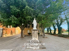 Investissement sur Charleval :  HAUT DE MAISON  : de 60 m2 + terrasse de 24 m2 + garage 21 m2 en plein coeur du village , travaux de finitions à prévoir 