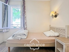 DOMAINE DE PONT ROYAL, maison  de 45 m2, élevée d'un étage,  2 vraies chambres, mitoyenne d'un seul côté, piscine privative, emplacement pour véhicule 