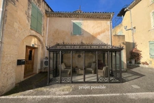 MALLEMORT maison de village entièrement rénovée, de 107 m2 très bien entretenue, 1 étage, beaux volumes, 3 chambres, 2 salles d'eau, bien localisée, un local 