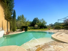 Villa de plain pied de 150 m² avec vue sur le trou numéro 10 , au Domaine et Golf de Pont Royal, terrain 628 m² ,  4 chambres, piscine, garage 