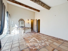 Villa de plain pied de 150 m² avec vue sur le trou numéro 10 , au Domaine et Golf de Pont Royal, terrain 628 m² ,  4 chambres, piscine, garage 
