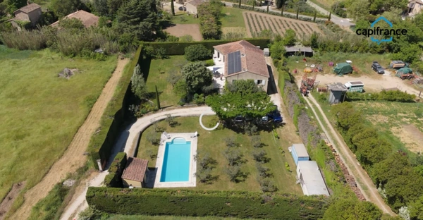 LES TAILLADES, maison individuelle de plain pied  de 210 m2, en campagne,  4 chambres, sur un terrain de 2900 m2 environ, piscinene