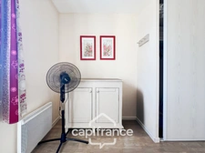 DOMAINE DE PONT ROYAL, maison  de 45 m2, élevée d'un étage,  2 vraies chambres, mitoyenne d'un seul côté, piscine privative, emplacement pour véhicule 