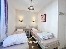 DOMAINE DE PONT ROYAL, maison  de 45 m2, élevée d'un étage,  2 vraies chambres, mitoyenne d'un seul côté, piscine privative, emplacement pour véhicule 