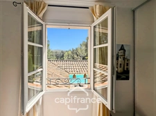 Prestigious property on the Pont Royal golf course, elevated on one level with a total surface area of 190 m2 with unobstructed views, set on 1700 m2 of land, its secure swimming pool, outbuildings