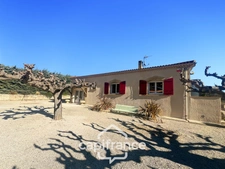 Single-storey property in the countryside with panoramic views, built in 1980, 177m2 house with 3/4 bedrooms on a 2280m2 plot 