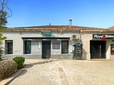 Investissement sur Charleval :  HAUT DE MAISON  : de 60 m2 + terrasse de 24 m2 + garage 21 m2 en plein coeur du village , travaux de finitions à prévoir 