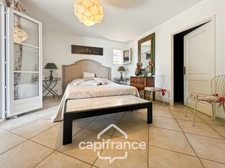 Prestigious property on the Pont Royal golf course, elevated on one level with a total surface area of 190 m2 with unobstructed views, set on 1700 m2 of land, its secure swimming pool, outbuildings