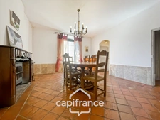 ne demeure de caractère au cœur de la Provence: 242 m2 de superficie habitable , une TERRASSE PANORAMIQUE. Distribution sur 3 niveaux :charme, authenticité, confort et bien être  sont les maitres mots